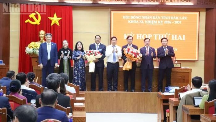 Các đồng chí lãnh đạo Tỉnh ủy, Hội đồng nhân dân, Ủy ban nhân dân, Ủy ban Mặt trận Tổ quốc Việt Nam tỉnh Đắk Lắk tặng hoa chúc mừng đồng chí Y Nhuân Byă và đồng chí Hồ Quang Đệ.