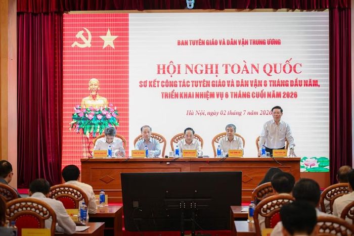 Các đồng chí chủ trì, điều hành Hội nghị. (Ảnh: BẢO LONG)