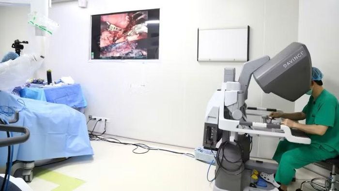 Ê- kíp đang thực hiện ca phẫu thuật nội soi ung thư thực quản.