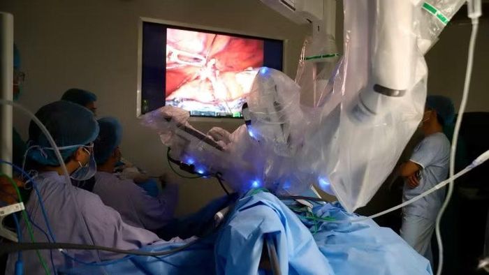 Các học viên cùng tham gia, quan sát ca phẫu thuật nội soi robot.