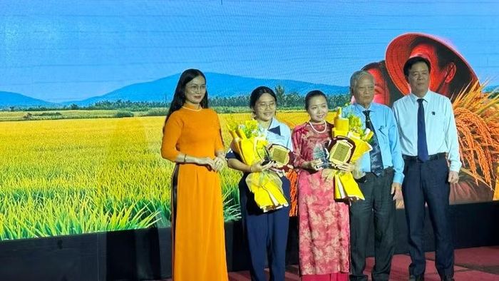 Đại diện Ban Tổ chức trao giải Đặc biệt cho hai tác giả đạt giải.