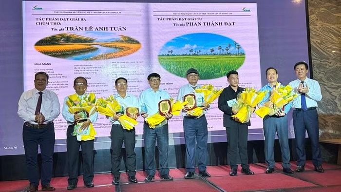 Đại diện Ban Tổ chức trao Giải thưởng thơ đến các tác giả đạt giải.