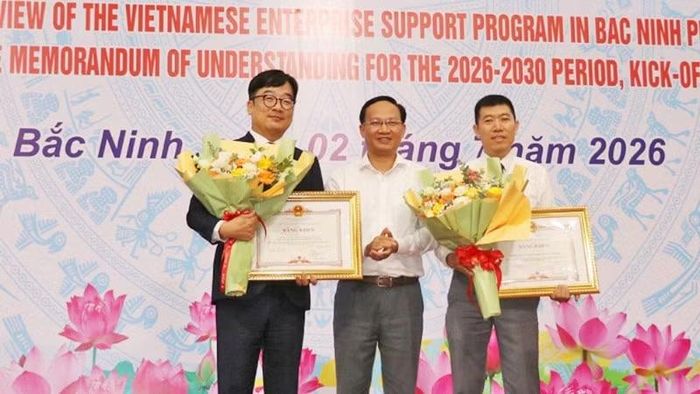 Phó Chủ tịch Ủy ban nhân dân tỉnh Bắc Ninh Phạm Văn Thịnh trao Bằng khen của Chủ tịch Ủy ban nhân dân tỉnh tặng các tập thể.