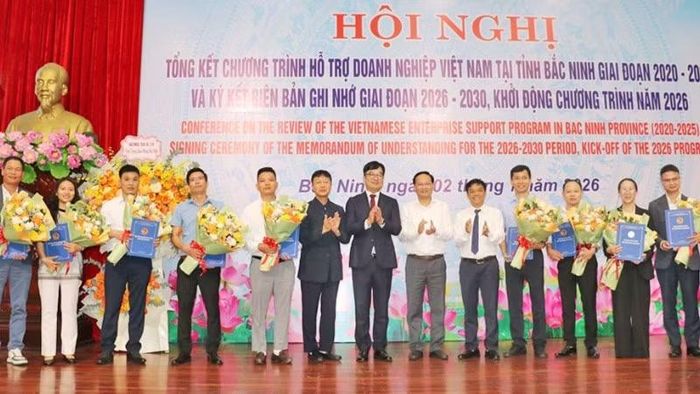 Lãnh đạo tỉnh Bắc Ninh và Samsung Việt Nam tặng hoa các đơn vị tham gia thỏa thuận hợp tác năm 2026.