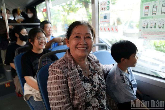 Nụ cười rạng rỡ của người dân khi tham gia giao thông bằng xe buýt và cảm nhận sự đổi mới sạch, tiện đã nói lên rất nhiều điều.