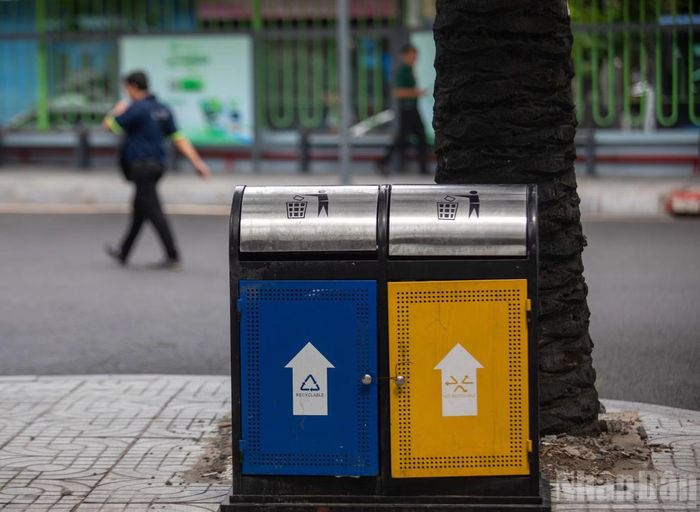Ở nhiều điểm đón, rất nhiều thùng rác phân loại được đặt ở khu vực khách chờ nhằm khuyến khích người dân giữ gìn vệ sinh chung nơi công cộng.