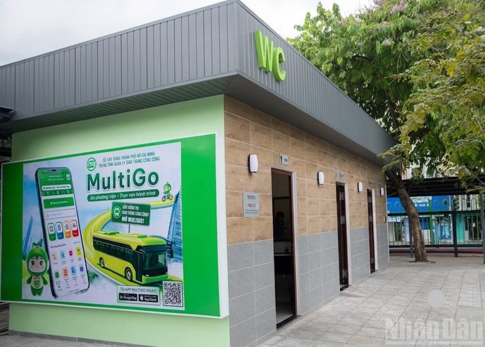 Nhà vệ sinh công cộng đặt gần các trạm cũng đã được sửa chữa, thay thế các thiết bị hư hỏng, thậm chí sơn lại màu cho phù hợp cảnh quan chung.
