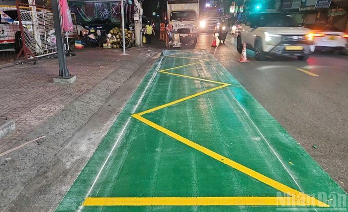 Các điểm dừng cũng đã được chính quyền thành phố cho sơn màu xanh để tạo cảm giác thoải mái cho người chờ xe, cũng như tạo thành vùng an toàn để xe buýt ra vào thuận tiện.