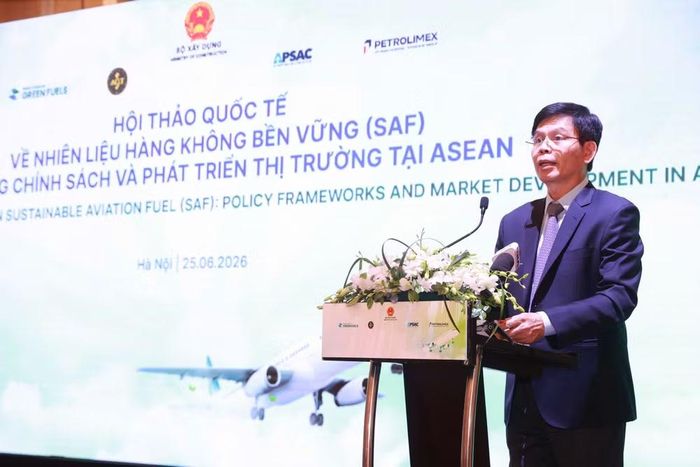 Thứ trưởng Xây dựng Lê Anh Tuấn nhấn mạnh vai trò ngày càng quan trọng của nhiên liệu hàng không bền vững trong giảm phát thải của ngành.