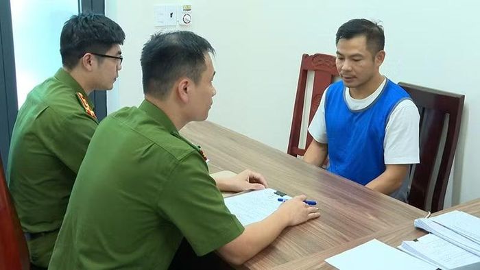 Cán bộ điều tra xét hỏi Trịnh Quang Chung.