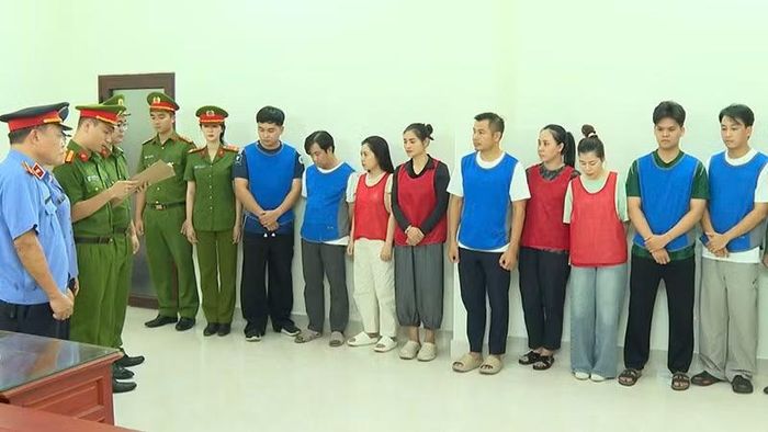 Cơ quan chức năng thi hành quyết định khởi tố các bị can.