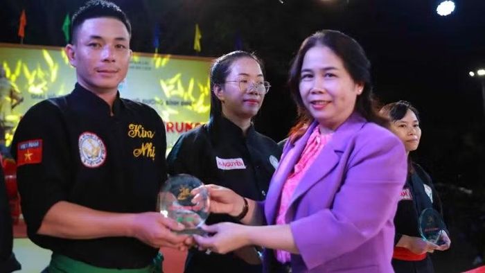 Ban tổ chức trao kỷ niệm chương cho trọng tài và các đoàn tham gia giải đấu.