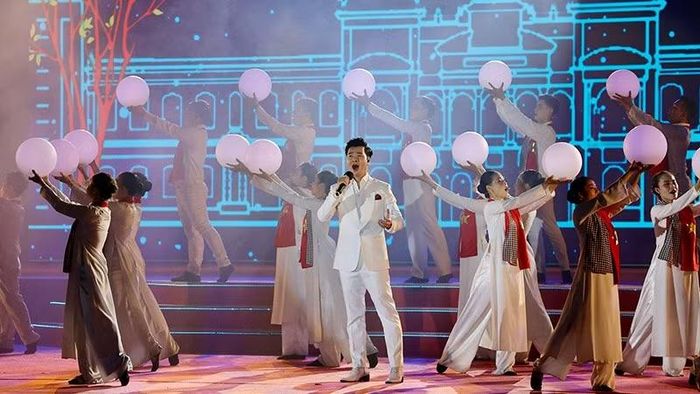 Ca sĩ Đào Mác biểu diễn trong chương trình. (Ảnh: Phương Nghi)