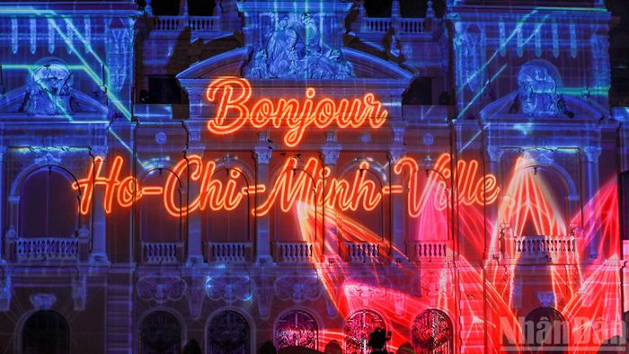 Thông điệp thành phố không chỉ biết trân trọng quá khứ mà còn hướng đến tương lai cùng bạn bè quốc tế cũng đã được thể hiện rõ qua lời chào bằng nhiều thứ tiếng.