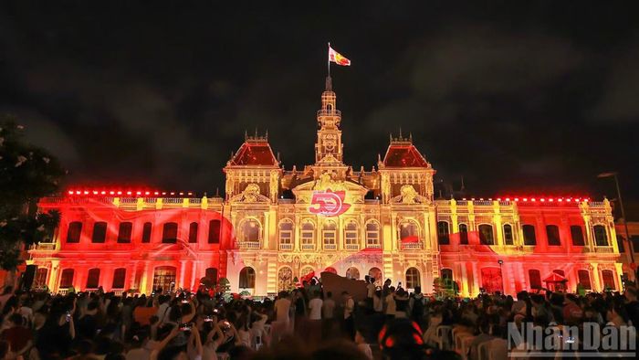 Mãn nhãn màn trình chiếu 3D mapping chào mừng 50 năm Thành phố mang tên Bác.