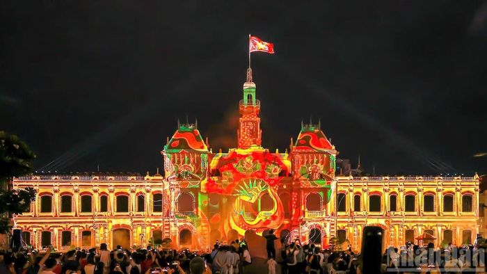 3D mapping đã biến toàn bộ không gian kiến trúc tòa nhà Ủy ban nhân dân Thành phố biến thành một bức tranh sống động, tái hiện lại những vẻ đẹp văn hóa, những nét đẹp của mỹ thuật truyền thống Việt Nam.