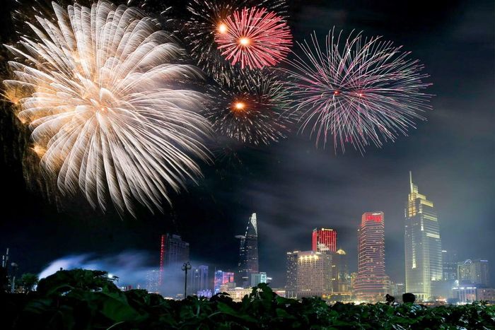 Những màn pháo hoa rực sáng trên bầu trời Thành phố Hồ Chí Minh mừng 50 năm Thành phố mang tên Bác.