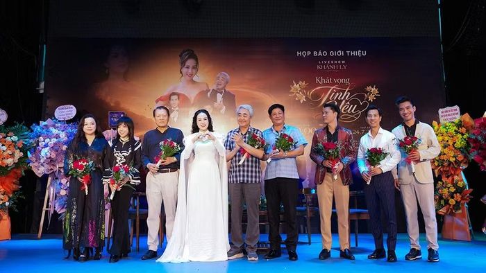 Tiến sĩ, nghệ sĩ Khánh Ly cùng các nghệ sĩ tham gia chương trình trong các vai trò khác nhau.