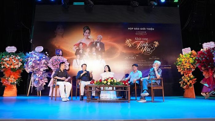 Tiến sĩ, nghệ sĩ Khánh Ly trong buổi họp báo.