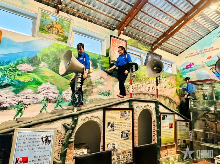 Đoàn viên, thanh niên đến tham quan mô hình Không gian văn hóa Hồ Chí Minh do Cựu chiến binh Lâm Xuân Quang thiết lập tại phường Linh Xuân, TP Hồ Chí Minh.