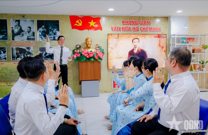  Cán bộ y, bác sĩ sinh hoạt truyền thống tại Không gian văn hóa Hồ Chí Minh ở Bệnh viện Từ Dũ.