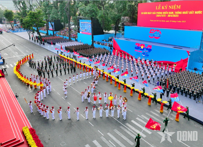Tiết mục nghệ thuật chào mừng kỷ niệm 50 năm giải phóng miền Nam, thống nhất đất nước (30-4-1975 / 30-4-2025). Ảnh: TUẤN HUY