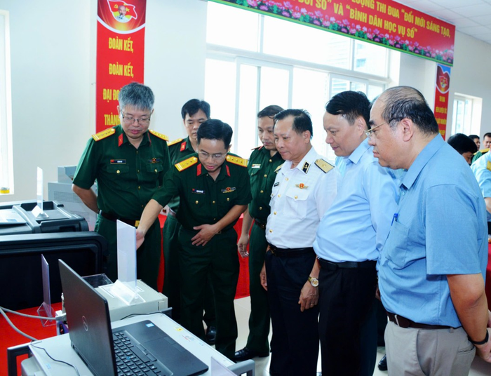  Đại biểu dự Hội nghị tổng kết công tác nghiên cứu khoa học ngành Tiêu chuẩn-Đo lường-Chất lượng Quân đội giai đoạn 2016-2025 tham quan, trao đổi về các công trình nghiên cứu khoa học. Ảnh: VĂN HIẾU 