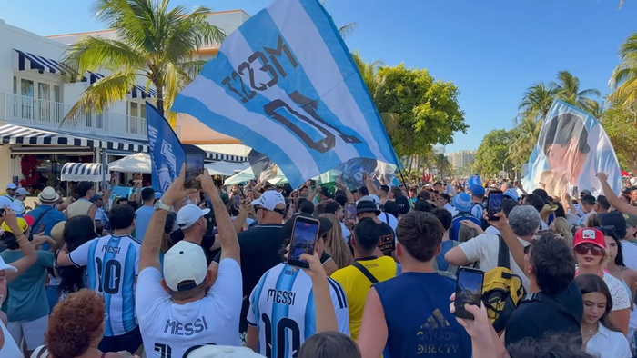 Đông đảo cổ động viên Argentina tụ tập tại Ocean Drive để cổ vũ đội nhà.