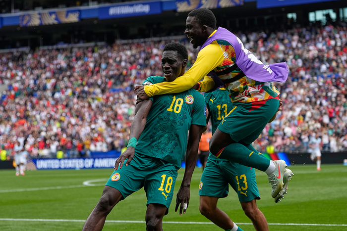  Ismaila Sarr (số 18) nâng tỷ số lên 2-0 cho Senegal. Ảnh: AP