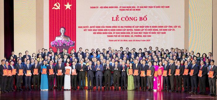 Lãnh đạo TP Hồ Chí Minh trao quyết định bổ nhiệm lãnh đạo các đơn vị hành chính cấp xã sau sáp nhập.