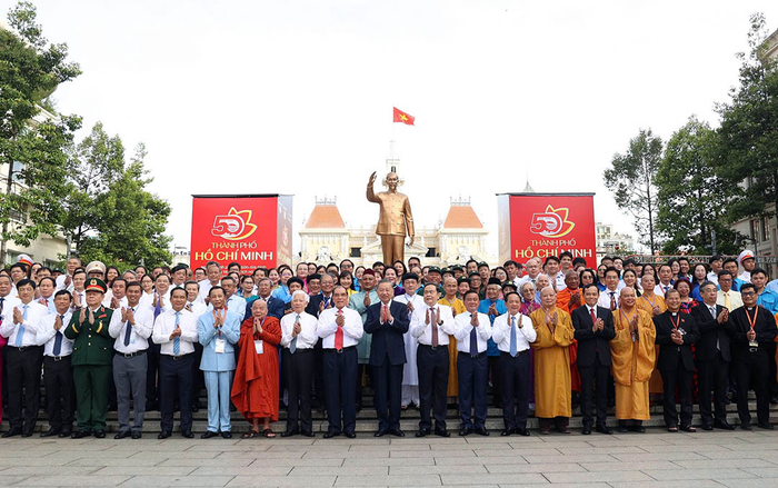Các đại biểu chụp ảnh lưu niệm. 