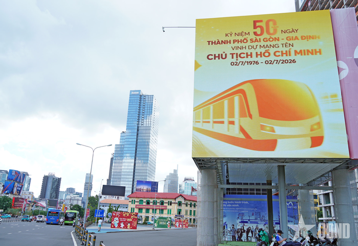 Trong những ngày này, khắp các tuyến đường trung tâm TP Hồ Chí Minh được trang trí rực rỡ chào mừng kỷ niệm 50 năm Ngày Thành phố Sài Gòn - Gia Định vinh dự mang tên Chủ tịch Hồ Chí Minh.