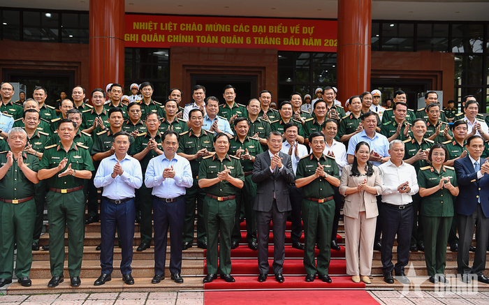 Thủ tướng Lê Minh Hưng, lãnh đạo Bộ Quốc phòng và các đại biểu dự hội nghị.
