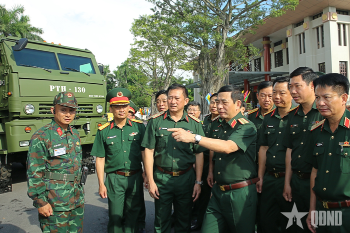 Lãnh đạo Bộ Quốc phòng và các đại biểu tham quan trưng bày vũ khí, trang bị.