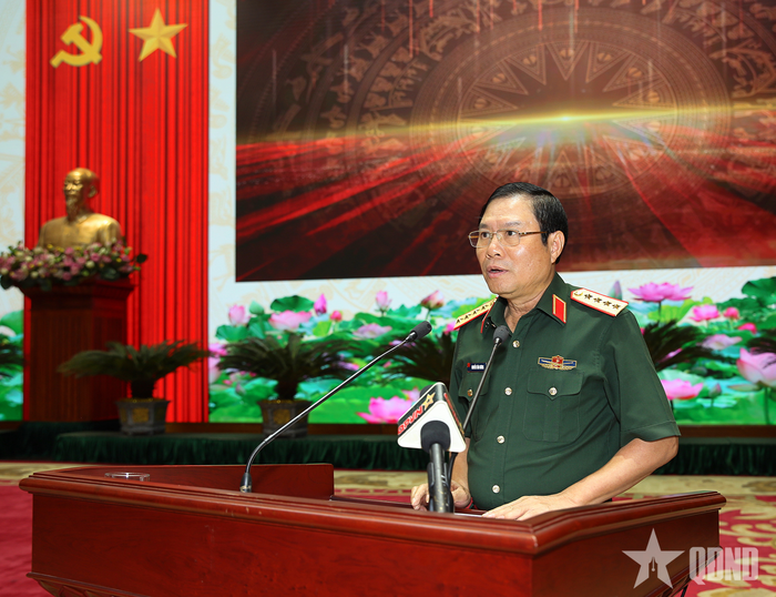  Đại tướng Nguyễn Tân Cương trình bày báo cáo tóm tắt kết quả công tác quân sự, quốc phòng 6 tháng đầu năm 2026.