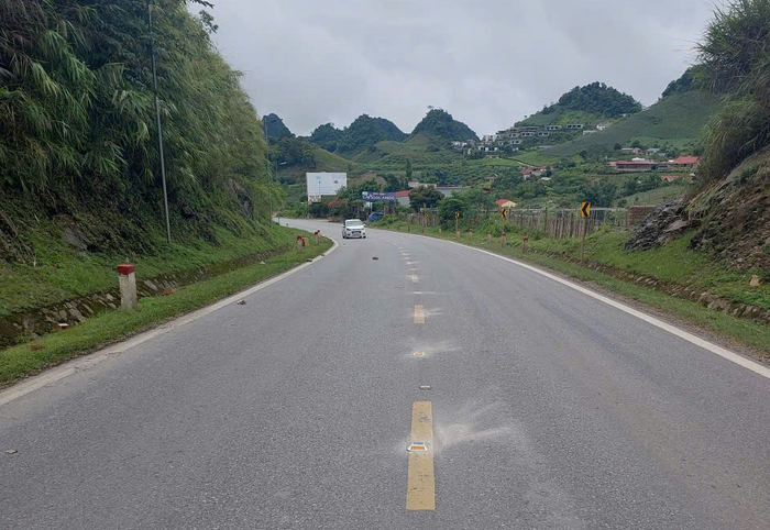 Hệ thống đinh phản quang sử dụng năng lượng mặt trời được thí điểm lắp đặt trên Quốc lộ 6.