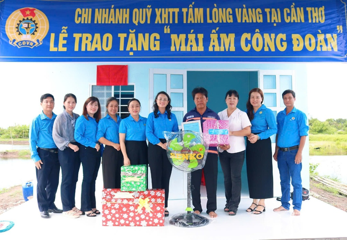 Các tổ chức trao quà tặng gia đình.