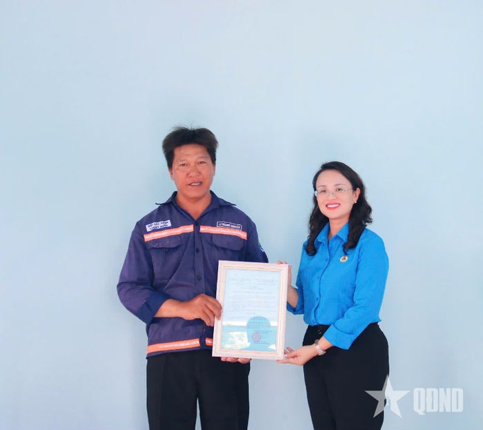 Bà Lê Thị Sương Mai, Chủ tịch Liên đoàn Lao động TP Cần Thơ bàn giao Mái ấm Công đoàn cho đoàn viên Lý Hoàng Nguyên.