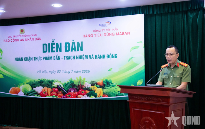 Đại tá Trần Hồng Thanh, Phó tổng biên tập Báo Công an nhân dân phát biểu đề dẫn diễn đàn.