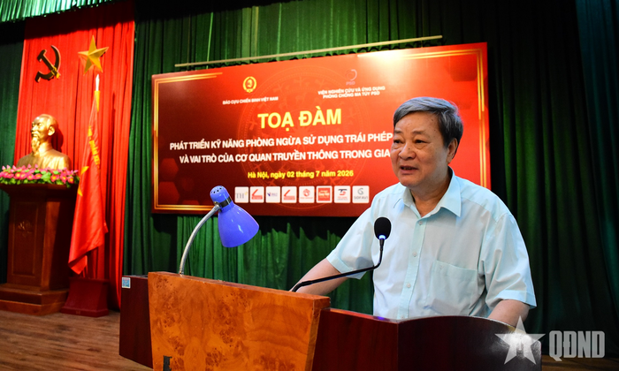  Đồng chí Lê Đức Hiền chia sẻ các vấn đề về phòng ngừa sử dụng trái phép chất ma túy. 
