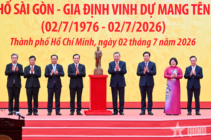 Tổng Bí thư, Chủ tịch nước Tô Lâm trao tặng TP Hồ Chí Minh tượng Chủ tịch Hồ Chí Minh.