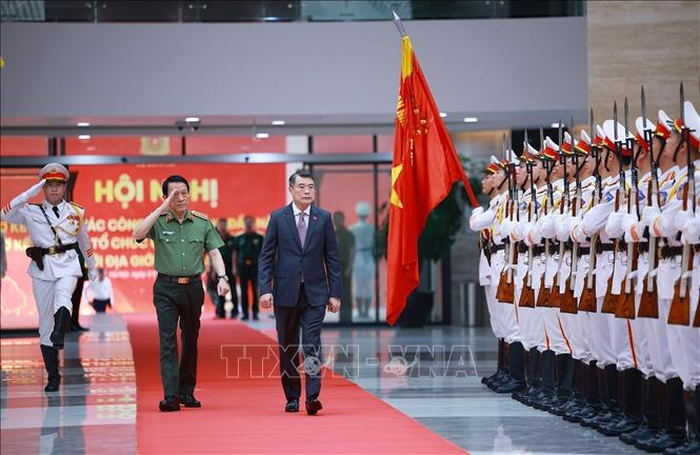 Thủ tướng Lê Minh Hưng duyệt đội danh dự.