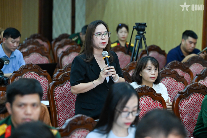 Phóng viên đặt câu hỏi về chương trình giao lưu với đại diện các cơ quan, đơn vị. Ảnh: NGÔ VIỆT TRUNG