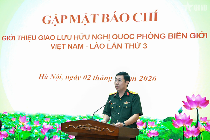 Đại tá Đỗ Duy Chinh, Phó cục trưởng Cục Tuyên huấn cung cấp thông tin cho báo chí về chương trình giao lưu. Ảnh: NGÔ VIỆT TRUNG