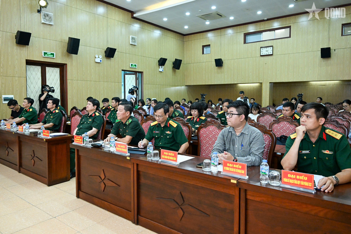 Các đại biểu tại cuộc gặp mặt báo chí. Ảnh: NGÔ VIỆT TRUNG