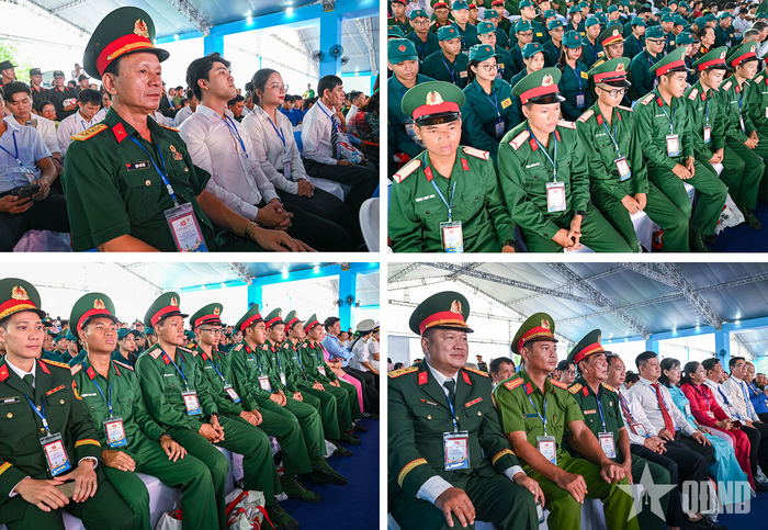 Khán giả theo dõi trực tiếp tại buổi lễ.