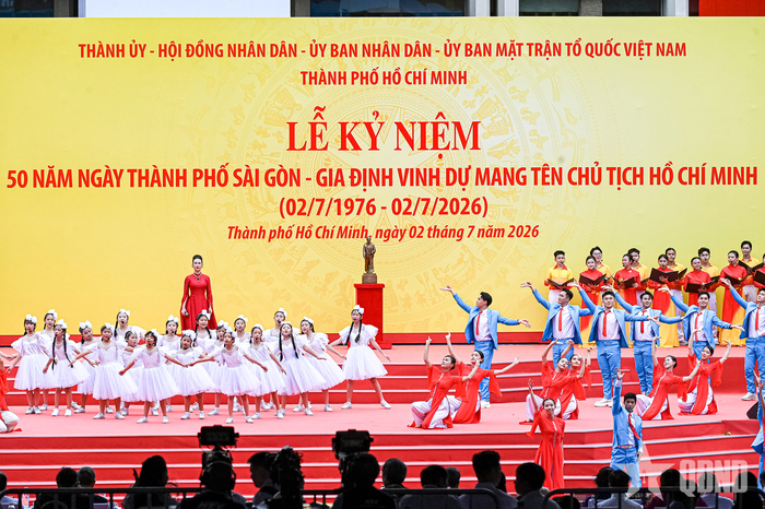 Tiết mục ca múa khép lại chương trình kỷ niệm. 