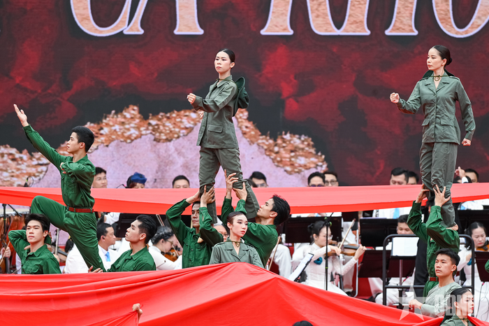 Hàng trăm nghệ sĩ tham gia chương trình. 