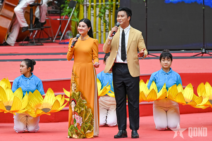 Tiết mục tân cổ "50 năm một hành trình rực rỡ".