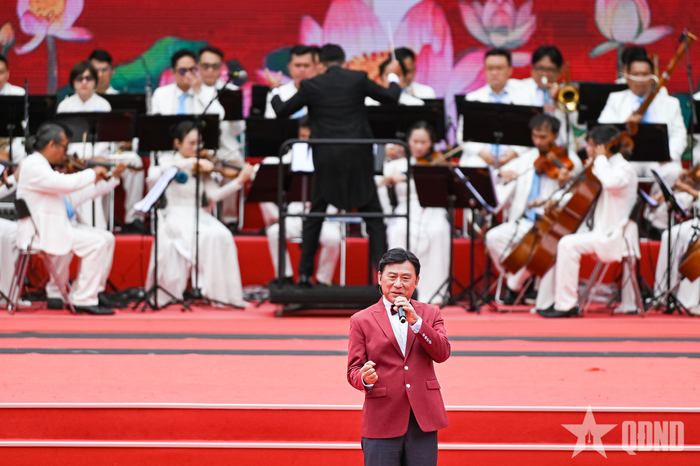 NSND Tạ Minh Tâm trình diễn tại chương trình. 